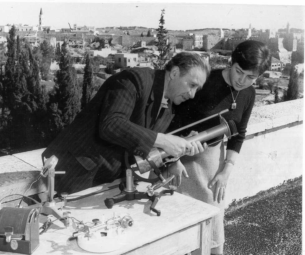 דב אשבל בתחנה מטאורולוגית על גג מלון המלך דוד בירושלים, שנות ה-50 (PHG\1091522)
