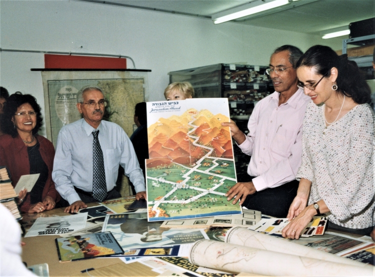 ענת בנין (ראשונה מימין) בהדרכת קבוצת מבקרים בארכיון (PHARCHIVES\1001773)