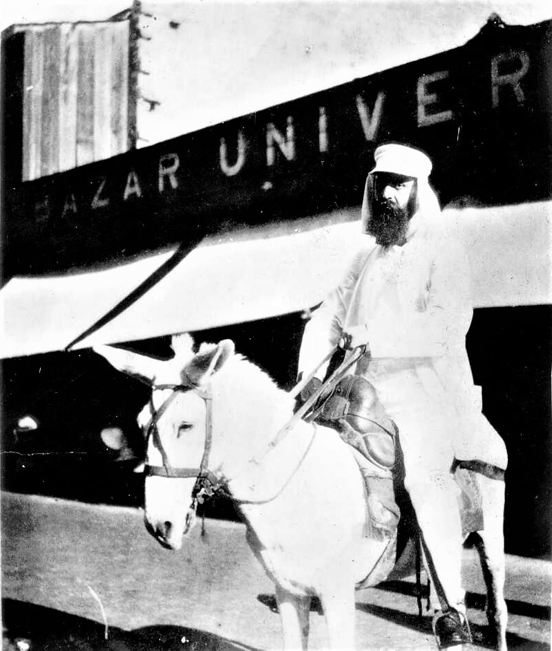הרצל רוכב על חמור לבן בפורט סעיד בדרכו לארץ ישראל ב-1898. (PHG\1004961)