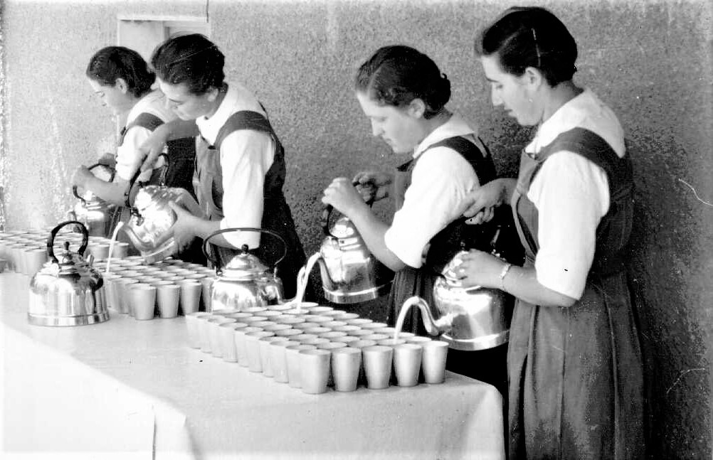 אחיות בית הספר מוזגות חלב לכוסות, 1945 בקירוב (PHG\1015293)