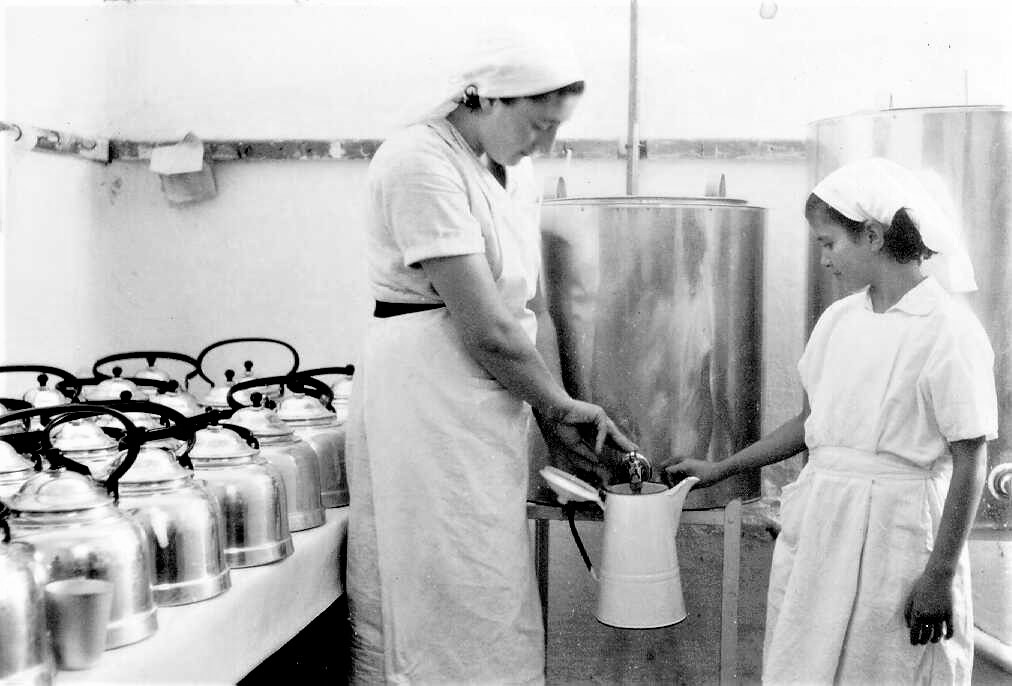 אחיות מוזגות חלב לקנקנים, 1945 בקירוב (PHG\1015294)