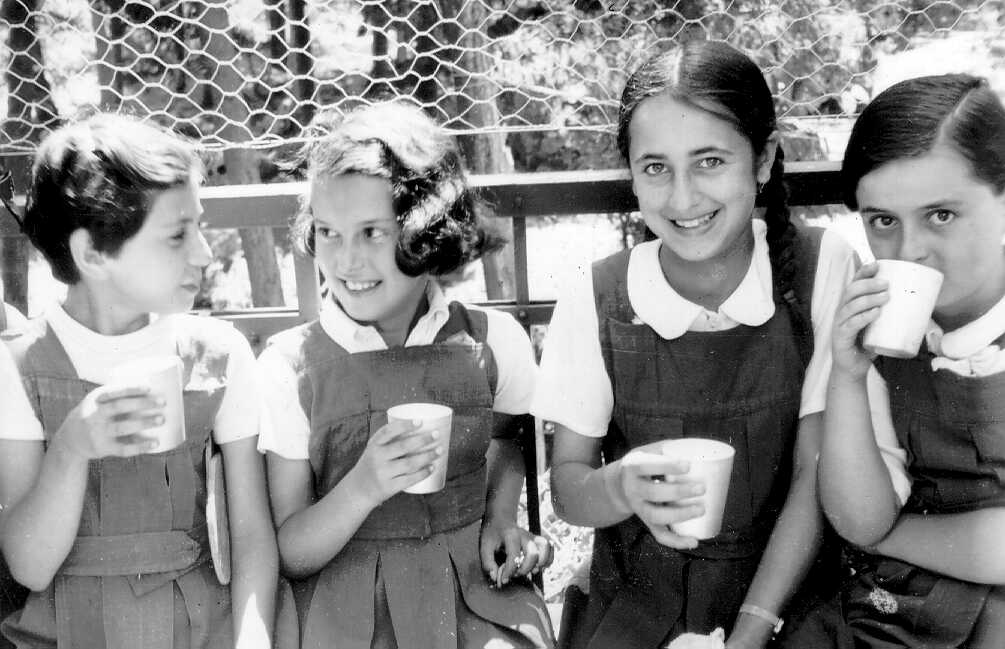 בנות ביה"ס "אולינה דה רוטשילד" שותות חלב, 1938 (PHG\1015303)