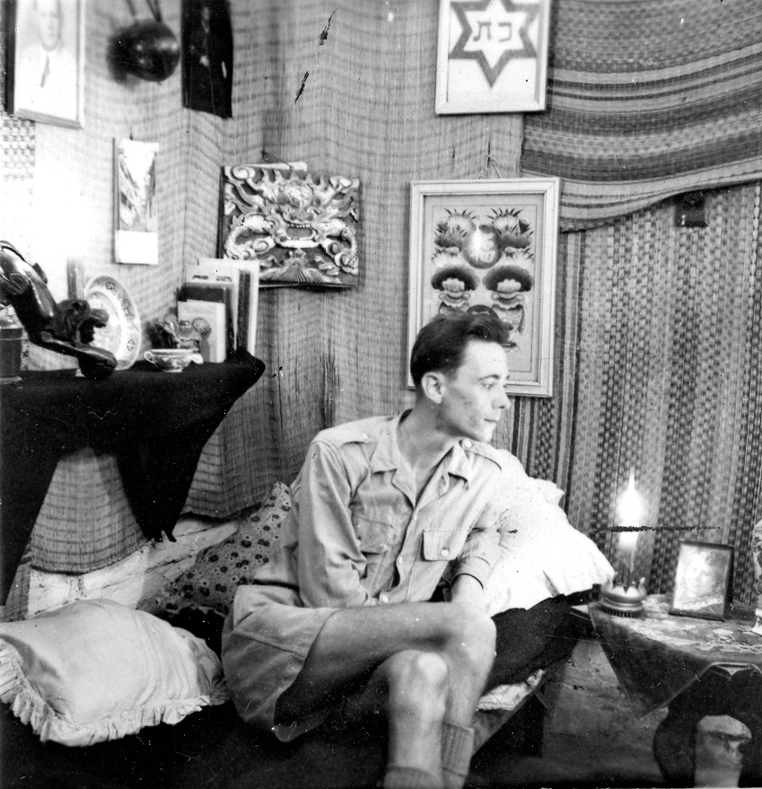 החייל סמואל אוסטמן מלגיון הזרים הצרפתי בחדרו בסבהא, לוב, 1953 (S36\305-1p)