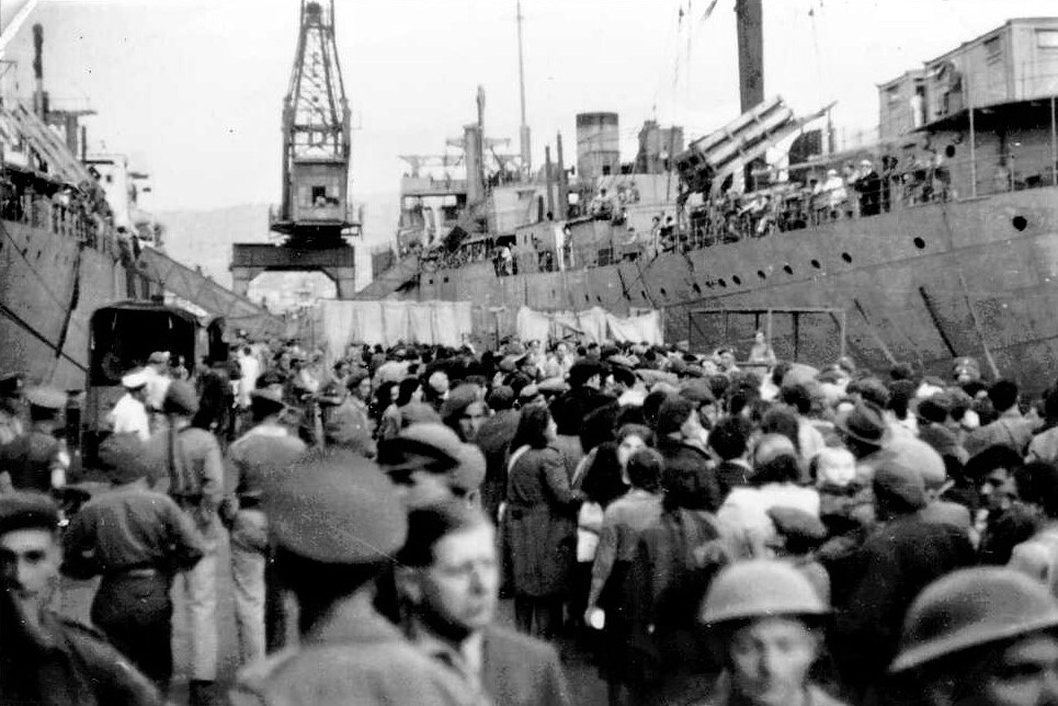 מעפילים מאוניית "כנסת ישראל" בנמל חיפה מועברים לאוניות מלחמה בריטיות לפני גירושם לקפריסין, 1946 (PHG\1008073)