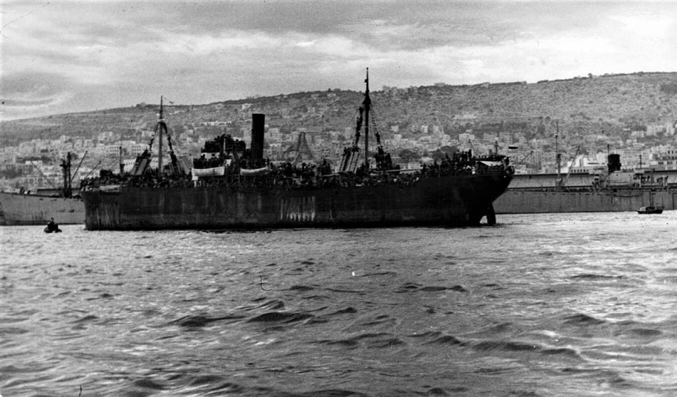 אוניית המעפילים "כנסת ישראל" מתקרבת לחיפה ועליה 3,900 פליטים יהודים, 1946. (PHKH\1284032)