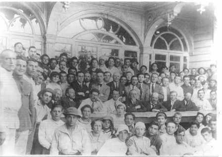 קבוצת סופרים יהודים מרוסיה בבית עולים של ההסתדרות הציונית בקושטא, בדרכם לא"י, 1920. דרויאנוב יושב בשורה שמול השולחן, רביעי משמאל