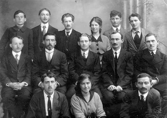 פקידי המשרד הארצישראלי, אוליצור בשורה האמצעית שלישי מימין, 1919 (PHG\1023563)