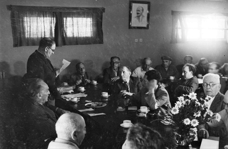 אוליצור סוקר את השקעותיה של קרן היסוד בהתיישבות החקלאית, לידו יושבים לייב יפה וד"ר הנטקה, 1946