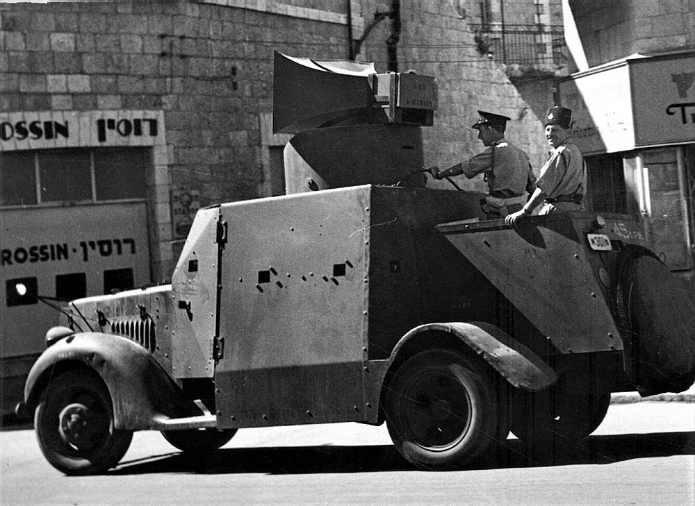 הצבא הבריטי בדרכו לבניין המוסדות הלאומיים, 29.6.1946, צילום: צבי אורון (אורושקס) (PHO\1362794)