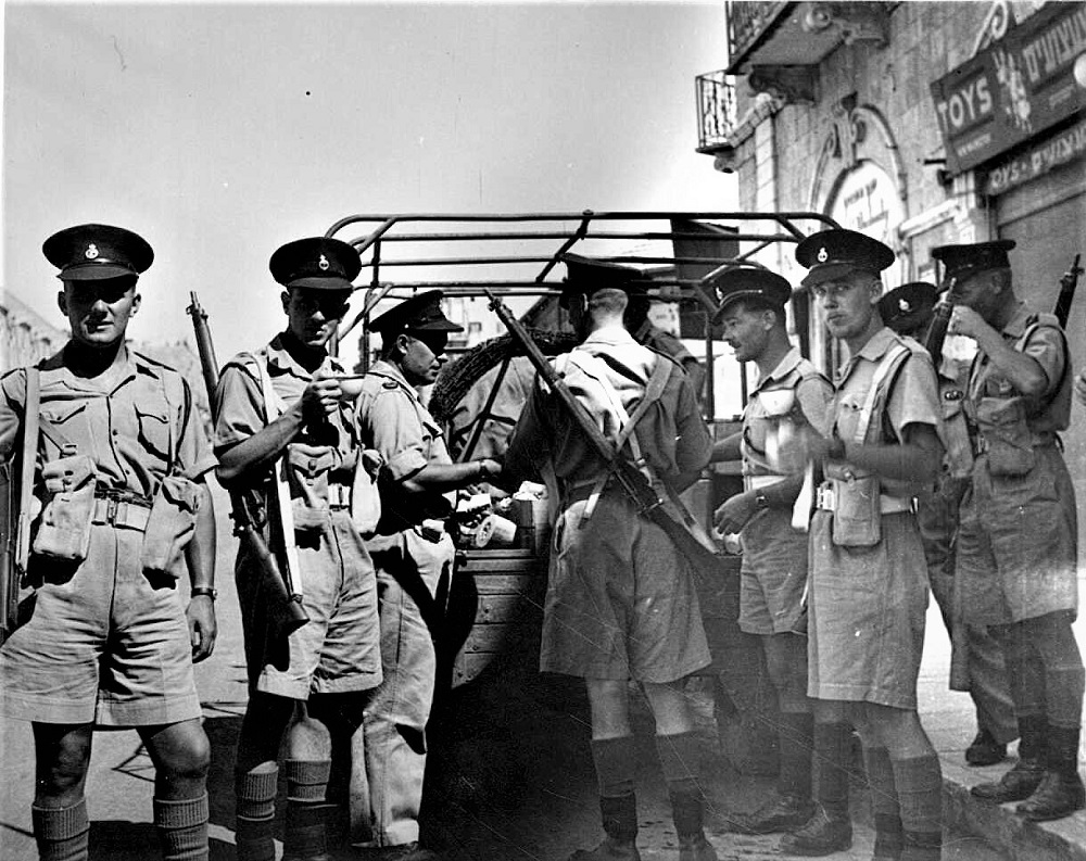 חיילים בריטיים בזמן מבצע החיפוש במוסדות הלאומיים, צילום: צבי אורון (PHO\1362796)