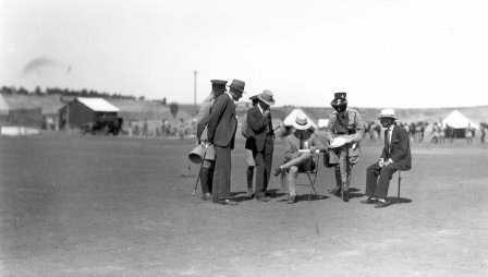 אנשי המנהל הבריטי במעון הקיץ של המלך עבדאללה, שנות ה- 30 המוקדמות. האותנטיות שמסתתרת מאחורי הצילומים הרשמיים