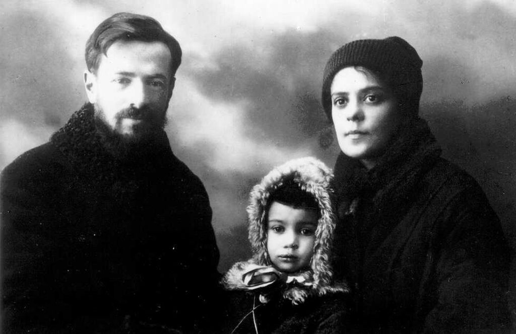 ישראל אידלסון (בר-יהודה) עם אשתו ובתו לאחר צאתו מבית הכלא, 1923​ (PHZPR\1253816)
