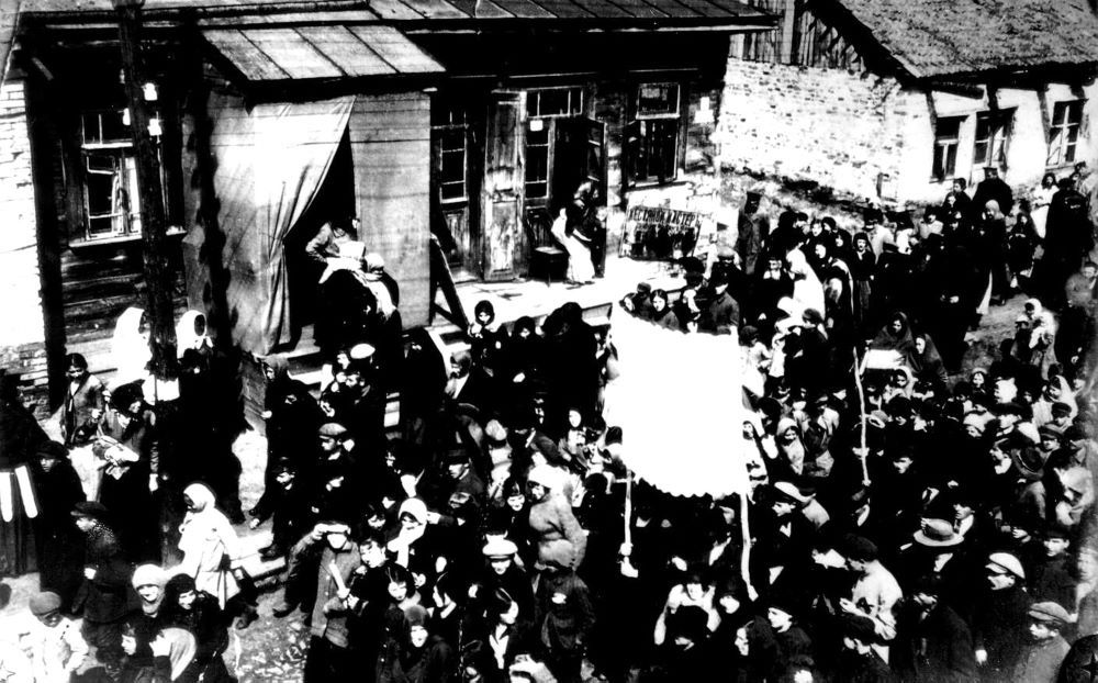 תהלוכת המהפכה ברוסיה, דומברוביצה, 1917. אוסף אריה צנציפר רפאלי (PHZPR\1254820)