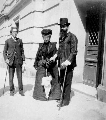 Theodor Herzl with his mother, Janet, and Israel Zangwill, 1903.