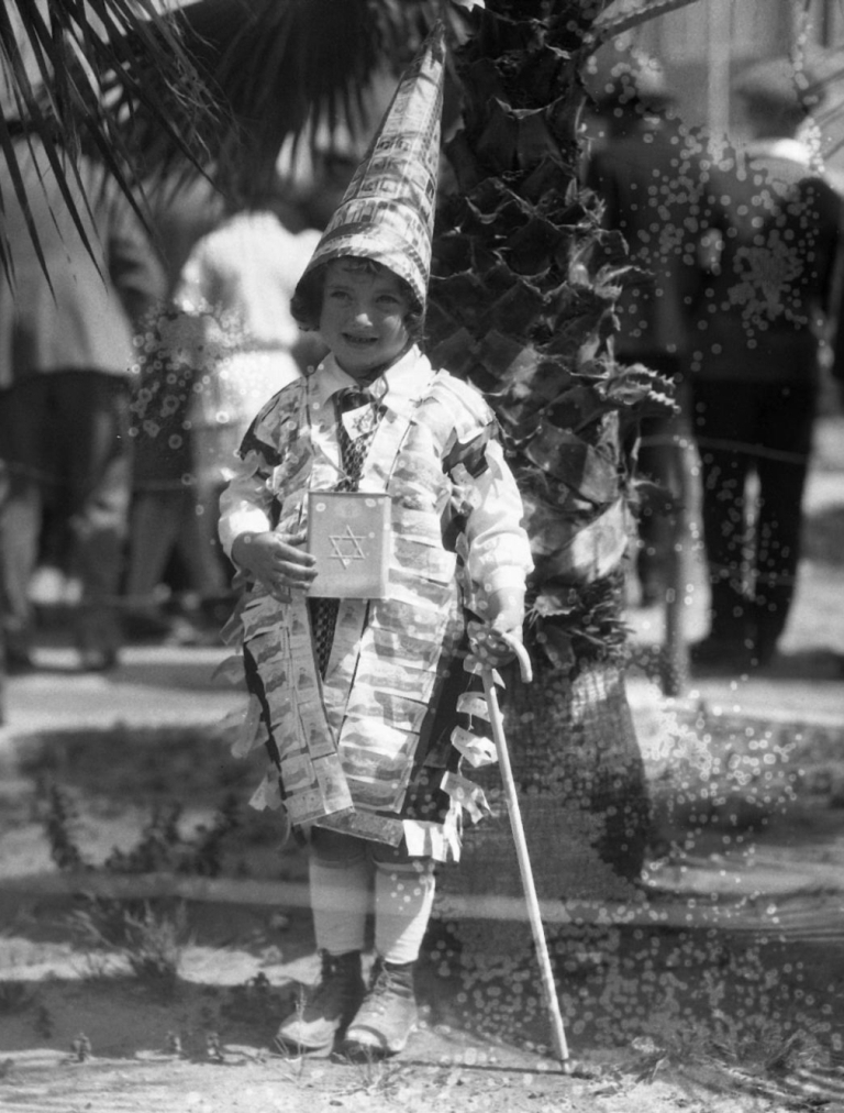 ילדה בתחפושת הקופסא הכחולה של קק"ל ב"עדלאידע" בתל אביב, תחילת שנות ה-30. (NZO\630321)