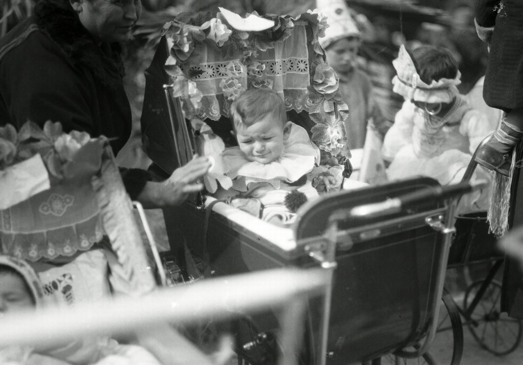  תינוק בעגלה מחופש לליצן ב"עדלאידע" בתל אביב, תחילת שנות ה-30 (NZO\630367)