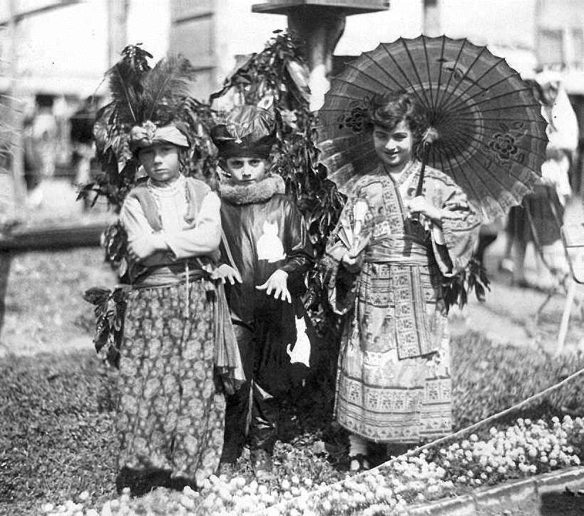 ילדים מחופשים לסינית ולמלכים, תל אביב, 1928. אוסף קרן היסוד (PHKH\1296484)