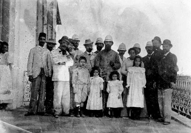 הרצל וחברי המשלחת הציונית על מרפסת בית הפקידות בראשון לציון