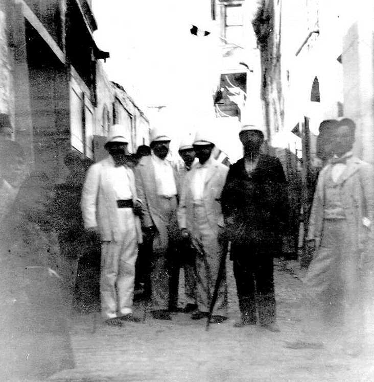 הרצל וחברי המשלחת בסמטאות העיר העתיקה בירושלים