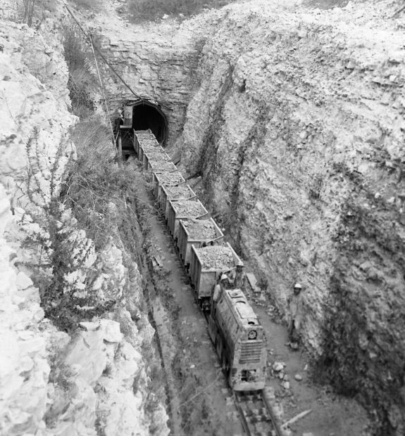 עבודות הכרייה במנהרת מנשה (NCHS\494180​)