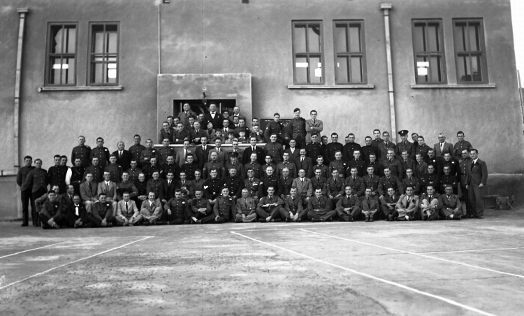 קצינים וחיילים יוצאי "הגדודים העבריים" בטקס לציון יום שביתת הנשק בחזית מועדון "מנורה", נובמבר 1938, צילום: צבי אורון (אורושקס) (