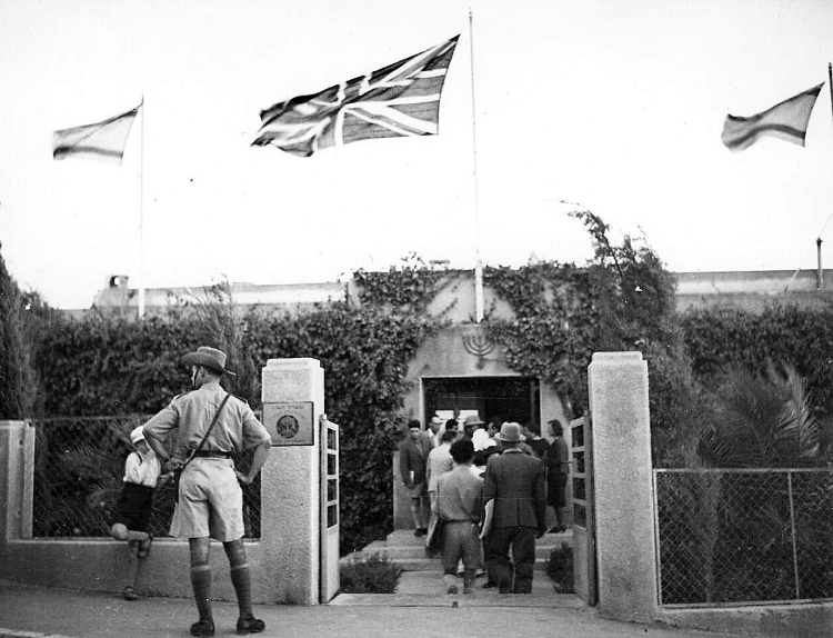 עם פרוץ מלחמת העולם השנייה והקריאה לשוב להתגייס לצבא הבריטי היה זה אך טבעי, שהמועדון ישמש כמקום לריכוז המתגייסים (PHKH\1289241)