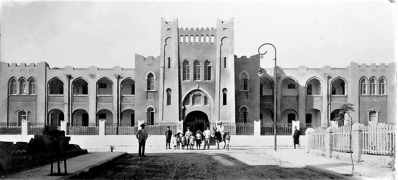 הגימנסיה העברית "הרצליה", חזית הבניין בשדרות הרצל, 1920 לערך (PHG\1002973)
