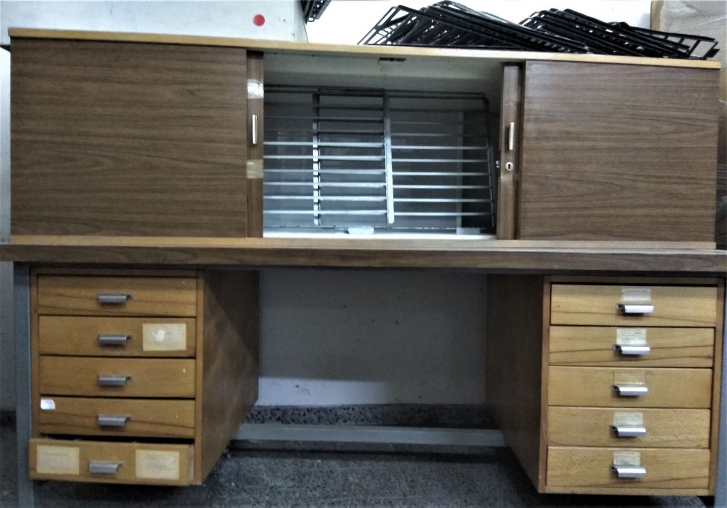 שולחן האור הייחודי, ששימש את הייזל לאחסון השקופיות