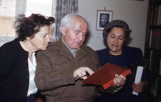 צילום בצבע של דוד בן גוריון ורעייתו פולה בצריף בשדה בוקר, שנות ה-50 משוער (NHG\606835)