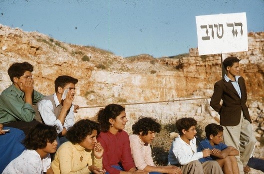 צילום בצבע של תושבי המעברות בראשית ימיה של המדינה, מעברת הר-טוב (NHG\607261)