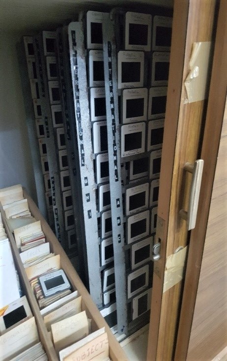 לוחות המתכת עם השקופיות בתוך שולחן האור