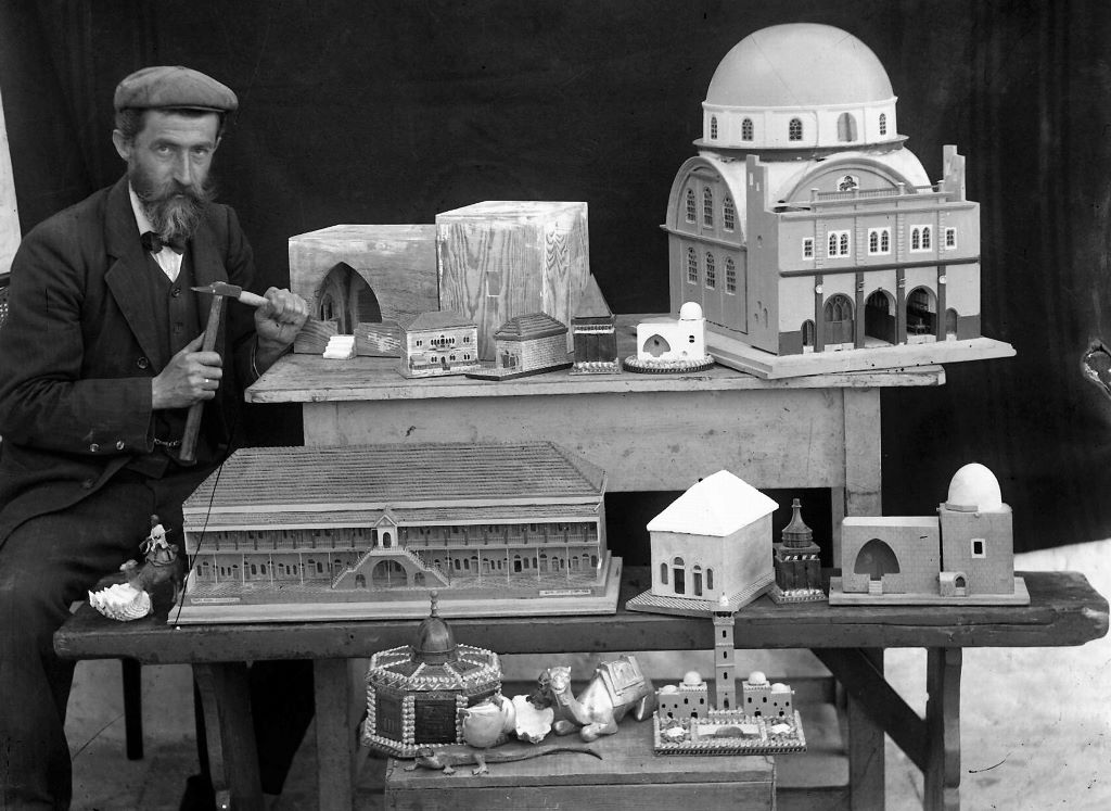 מאיר רוזין לצד המיניאטוריות שיצר, 1912 (NGEN\407151)