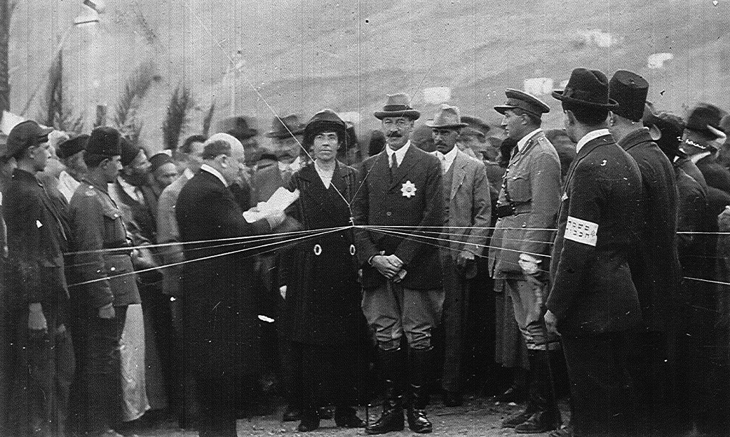 טקס הנחת אבן הפינה לשכונה "קרית שמואל" במעמד הנציב העליון. התצלום באדיבות משפחת בן-טובים