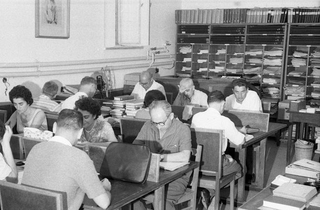 חדר הקריאה ארכיון הציוני במשכנו במרתף בניין המוסדות הלאומיים, שנות החמישים (NGEN\326639)