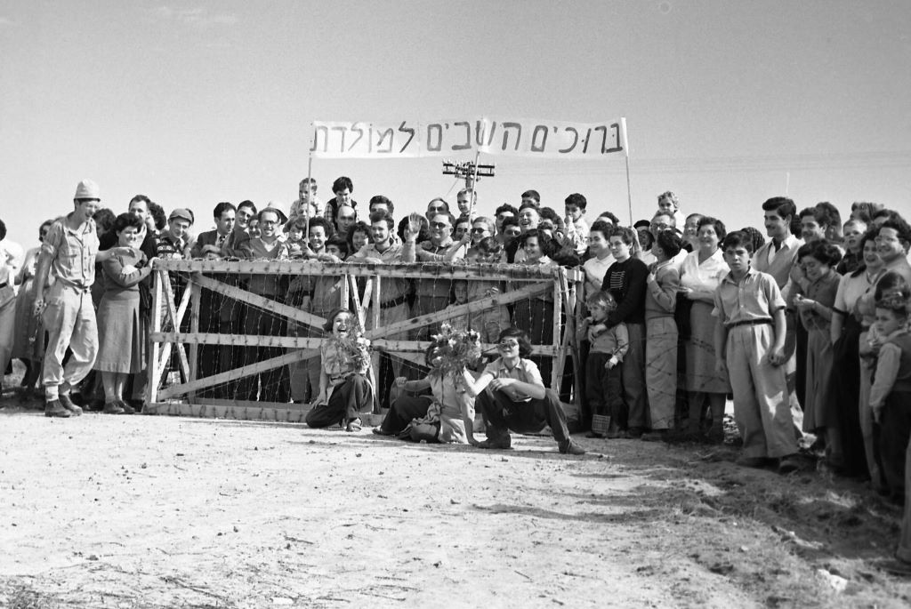 ממתינים לצוות האונייה עם שחרורם מהכלא המצרי, 1.1.1955  אוסף קרן היסוד, צילום: פריץ שלזינגר (NKH\429294)