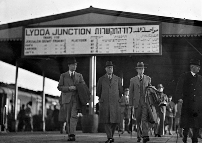 חברי ועדת פיל מגיעים לתחנת הרכבת בלוד, אוקטובר 1936 (NZO\634445)