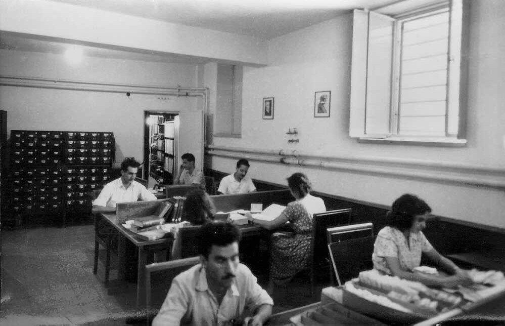 אולם הקריאה של הארכיון הציוני במרתף המוסדות הלאומיים, 1951 (PHG\1013294)
