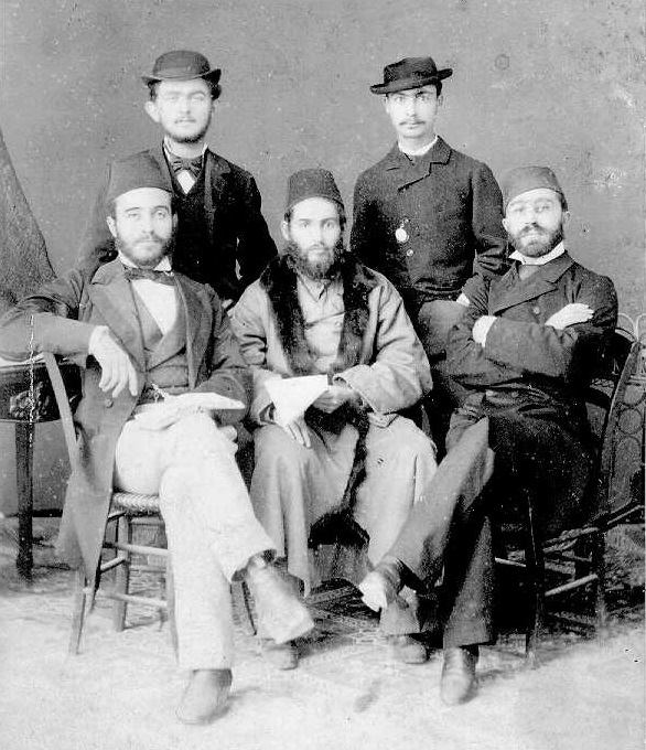 דוד ילין (משמאל) בצעירותו ולצידו משכילים ירושלמים (PHG\1017226)
