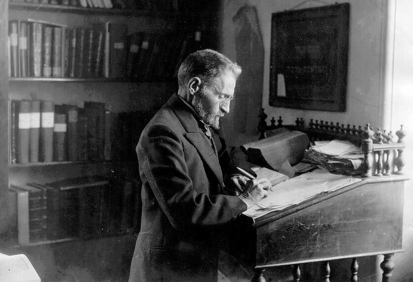 אליעזר בן יהודה בחדר עבודתו, 1910 (PHG\1018048)