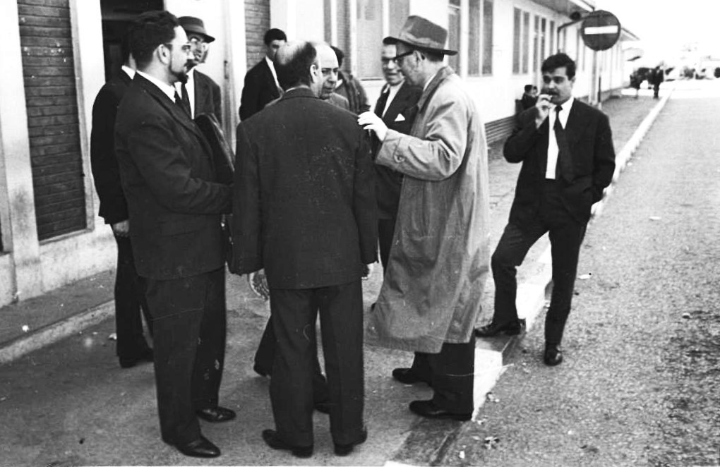 שליח הסוכנות משוחח עם מועמדים לעלייה מאוראן בזמן ביקורו באלג'יריה, אפריל 1960