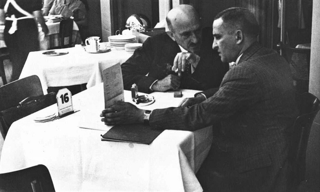 חיים ויצמן בשיחה עם אלפרד לנדסברג בקונגרס הציוני ה-19 בלוצרן, 1935 (PHG\1024361)