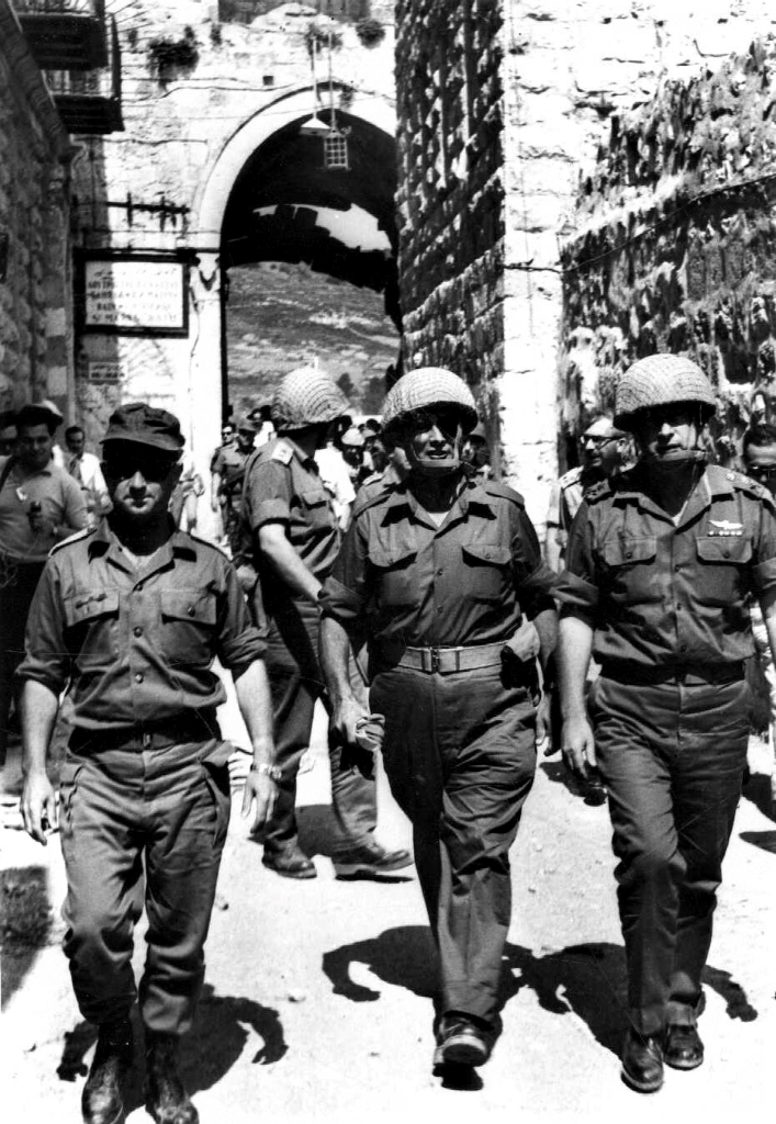 בתמונה ההיסטורית נראה משה פרלמן מאחור, מעבר לכתפו של רבין. צילום: אילן ברונר, לע"מ