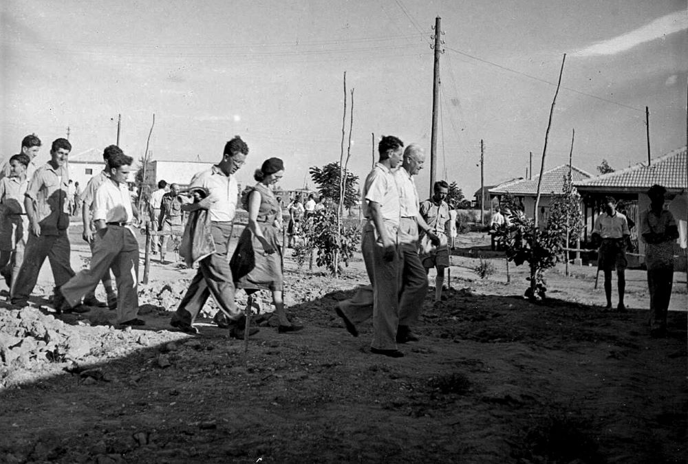 הוועדה המיוחדת של האו"ם לחקירת ארץ ישראל (אונסקו"פ) מסיירת בנגב, 1947. (PHKH\1260619)