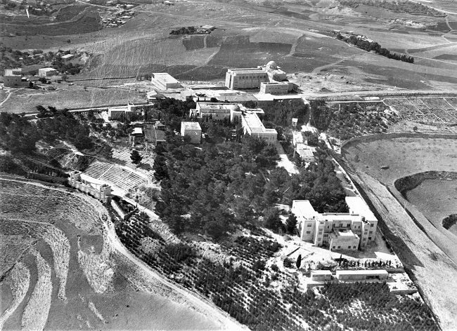 תצלום אוויר של האוניברסיטה העברית על הר הצופים, מרוחקת משאר השכונות הירושלמיות, 1938 (PHKH\1264202)