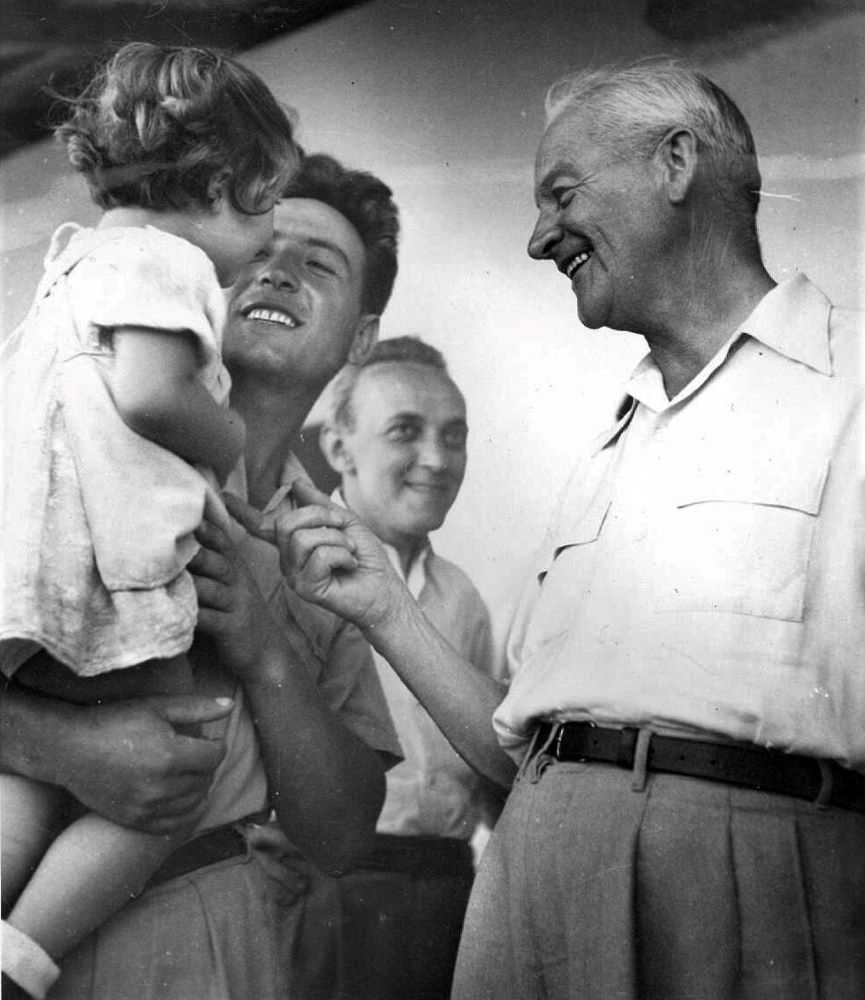 יו"ר הועדה המיוחדת של האו"ם לחקירת ארץ ישראל, מבקר בבית הילדים בקיבוץ ניר עם, 1947. (PHG\1009434)