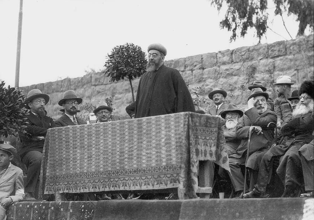 הרב עוזיאל בטקס הנחת אבן הפינה לבית הכנסת ישרון, מאי 1934