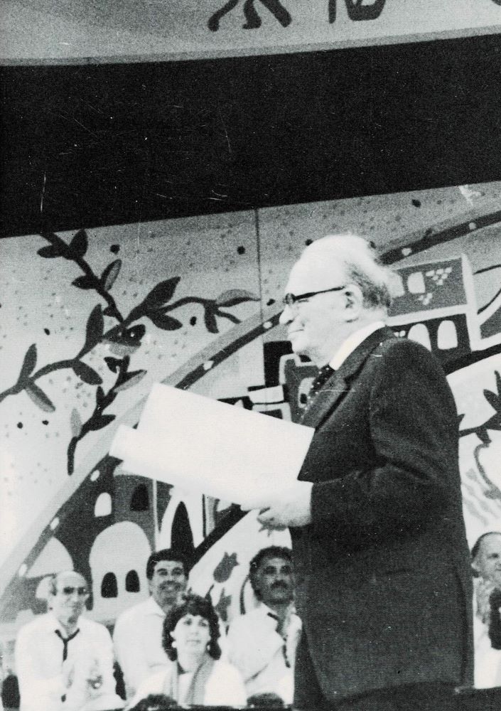 ד"ר אלכס ביין מקבל את פרס ישראל, מאי 1987, באדיבות המשפחה.