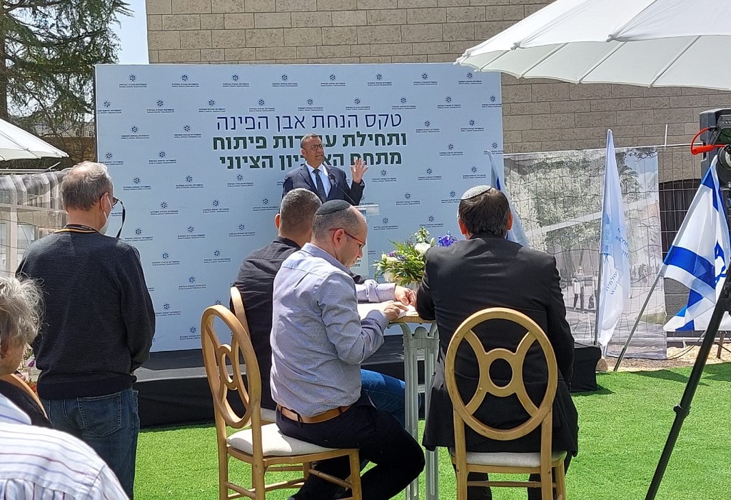 ראש העיר ירושלים משה ליאון נואם בטקס הנחת אבן הפינה למתחם הארכיון הציוני