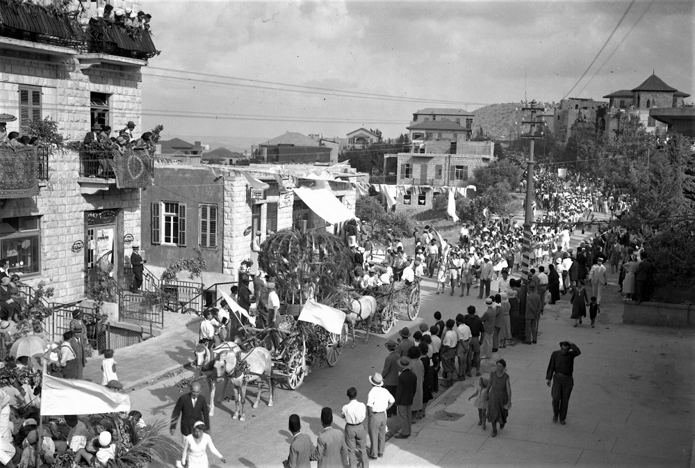 תהלוכת הביכורים של תוצרת הישובים החקלאיים ברחובות חיפה, 1932 משוער. אוסף קרן היסוד (NKH\429990)