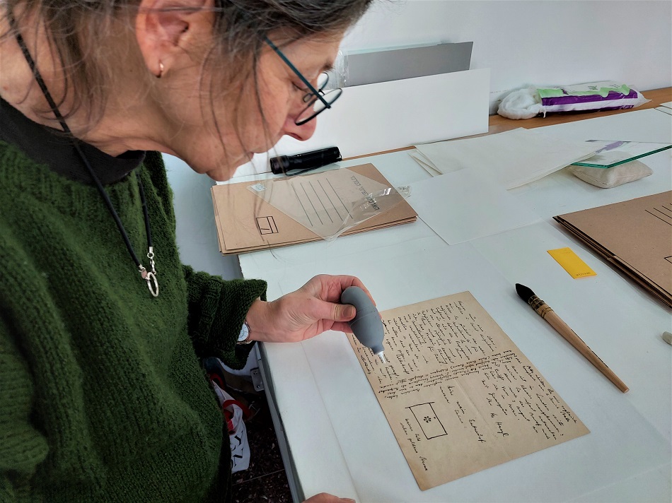 ניקוי גרגרי האבק מן הנייר בעזרת לחות